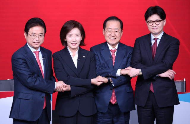 20일 서울 강서구 ASSA아트홀에서 열린 국민의힘 제21대 대통령 후보자 1차 경선 조별 토론회에서 B조 후보들이 시작 전 기념 촬영을 하고 있다. 왼쪽부터 이철우·나경원·홍준표·한동훈 후보. 국회사진기자단=연합뉴스.